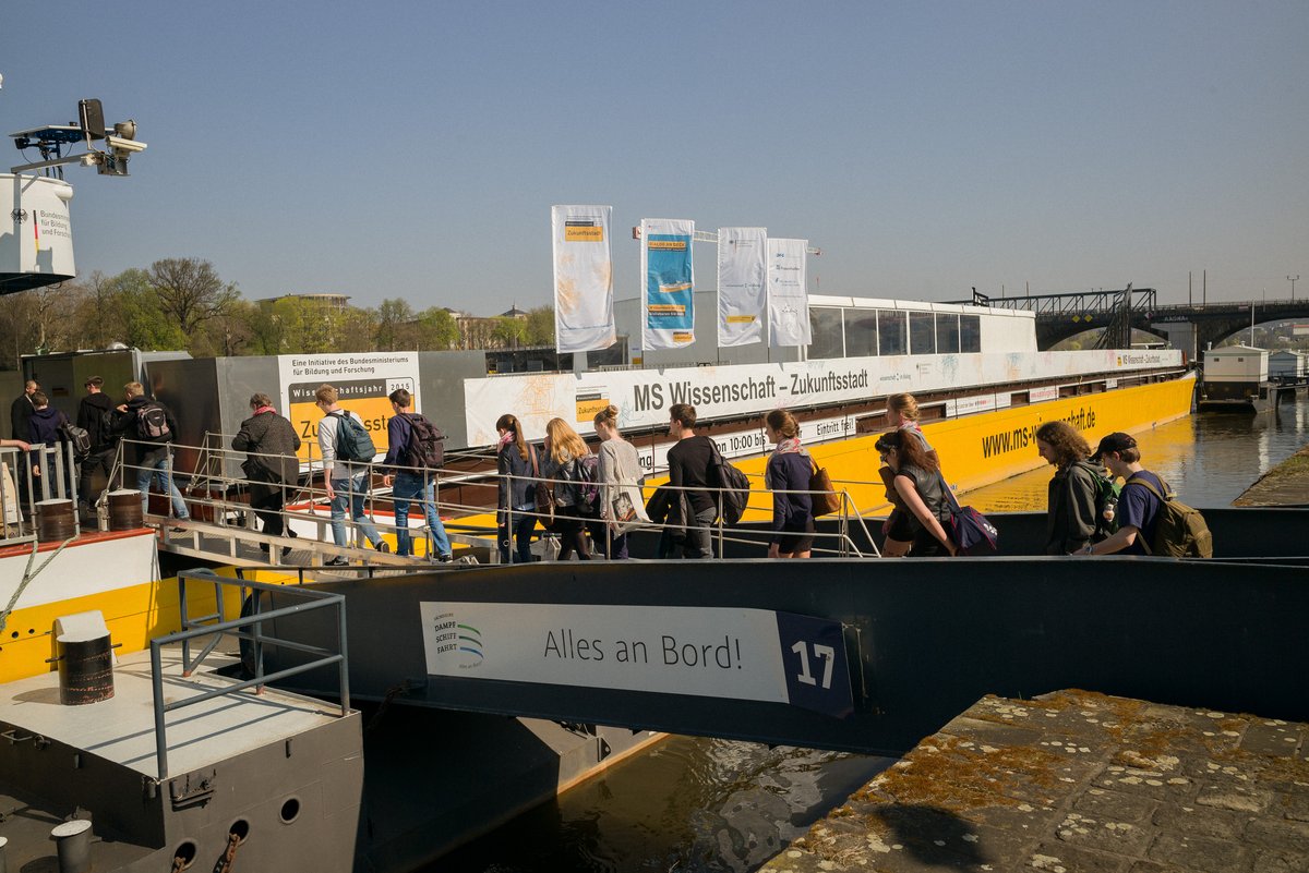 Besucher auf der Brücke zur MS Wissenschaft 2015